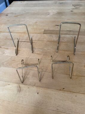 A Vintage Set of 4  Brass/Gold Metal Display Easels for plates/artwork/photos.